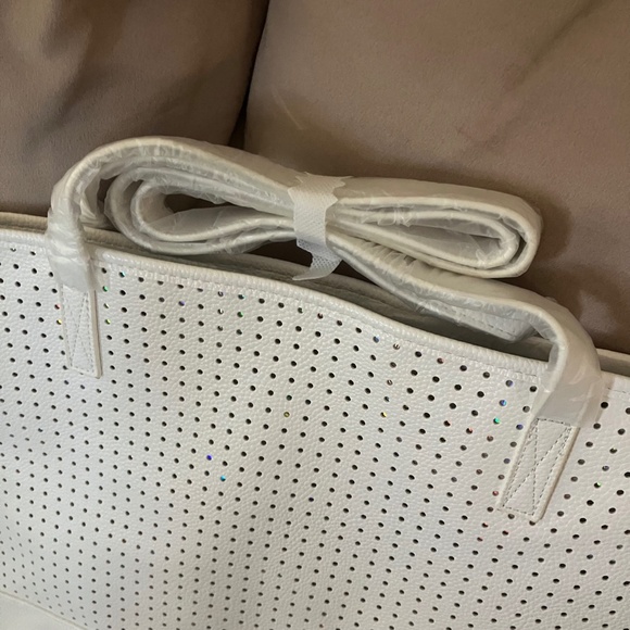 It Cosmetics 2024 Summer Beach Bag Large Shoulder Tote White & Iridescent Lined - Picture 8 of 8